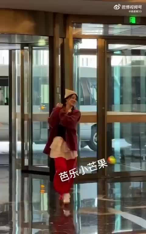 赵昭仪路透遇李佳琦俏皮wink互动