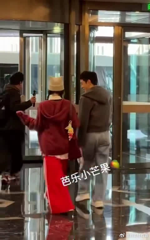 蹦蹦跳跳奔向李佳琦的赵昭仪，一个软萌 wink，谁看了不心动