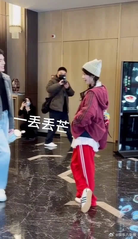 赵昭仪也太灵动了吧！偶遇李佳琦一个wink，活泼又俏皮，可爱到犯规！