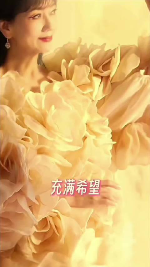 赵雅芝港风造型重现九十年代经典