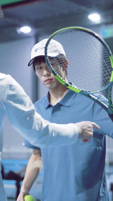乒乓球冠军林高远跨界练网球，获赞天赋出众