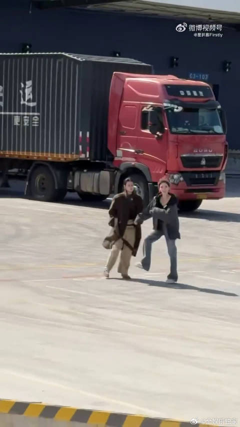 两个漂亮妹妹关系也太好了！一路有说有笑，挽着手贴贴，太好嗑了！