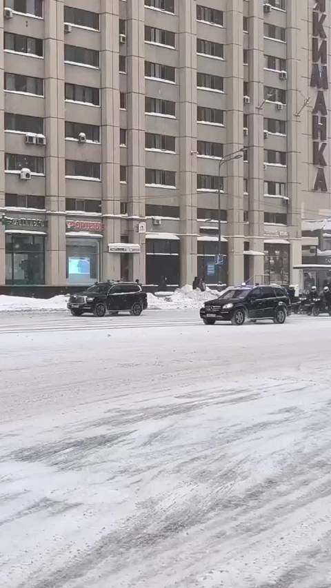 坦克500最好的广告：普京车队用TA来开路！