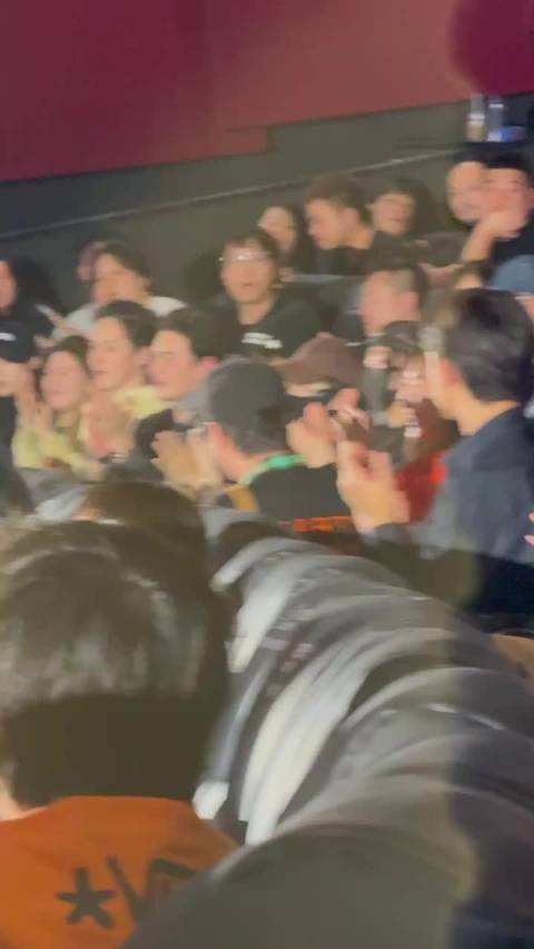 彤姐今晚又去电影首映礼了啊 和陈祉希还有彭彭坐一起