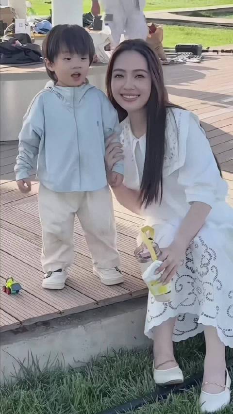 郭碧婷和小朋友相处，没有一点架子，太有亲和力了