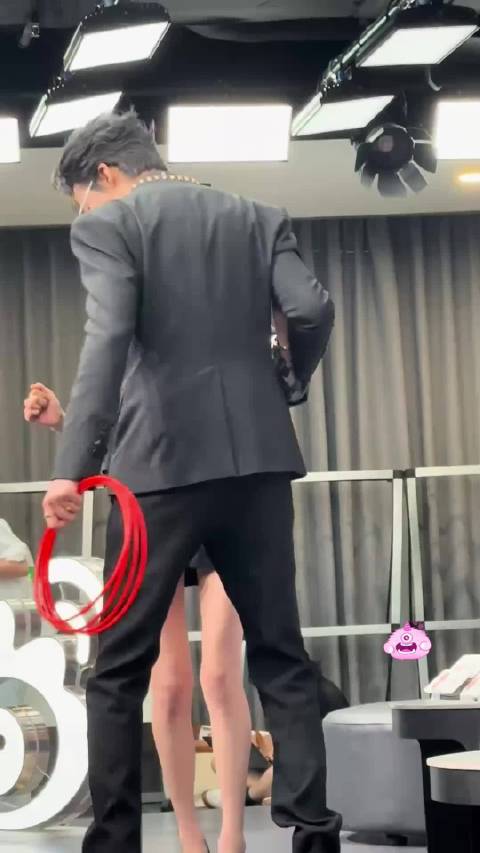 刘宇宁宋祖儿红毯互扶显默契，长腿吸睛引热议