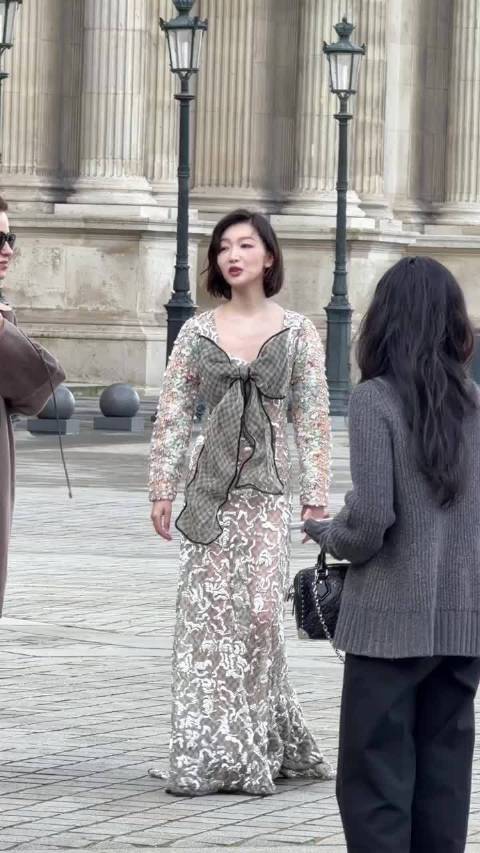 周冬雨LV时装周大秀 走这个跟要干架似的 衣服有点大了