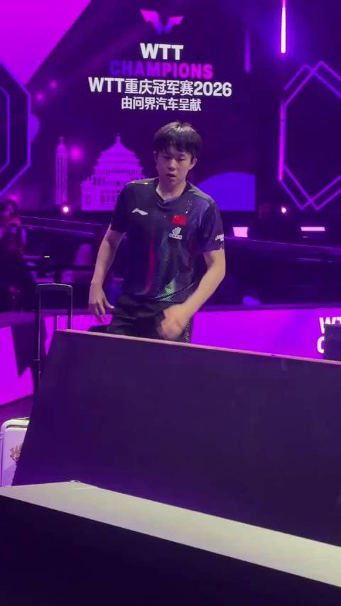 王楚钦3比0横扫格罗特，国乒团队护送退场