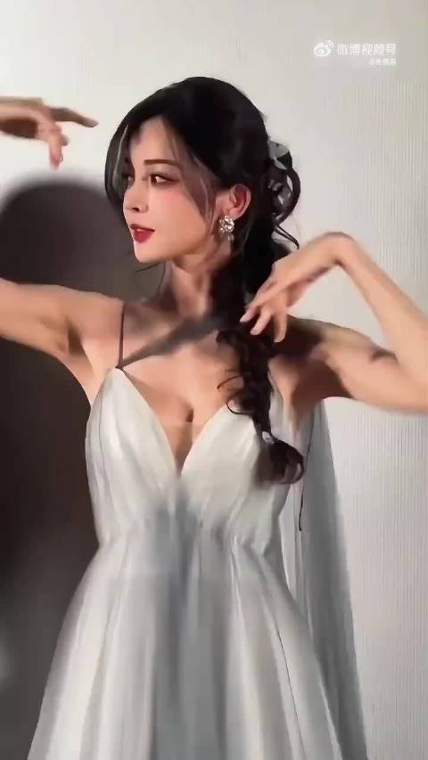 “娜扎肩带断了，甚至没什么大动作就断了，现在的女装质量太过分… ”