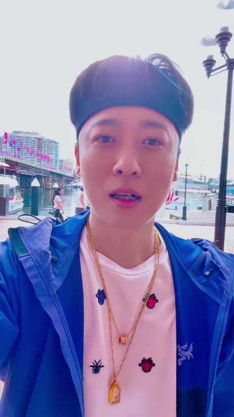 任重好不容易出来玩一趟，玩都没咋玩，路人净找他合影了哈哈哈