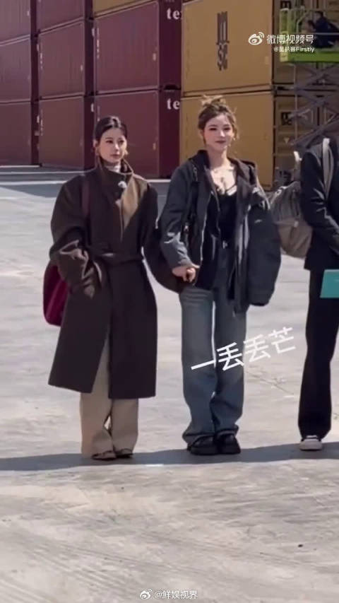 两个女宝关系也太好了！挽着手蹦蹦跳跳，有说有笑，画面真的治愈到不行！