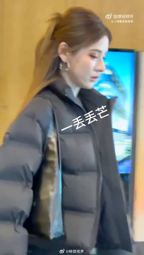 一个人在冬天的张予曦，软糯可爱，颜值和气质都无可挑剔