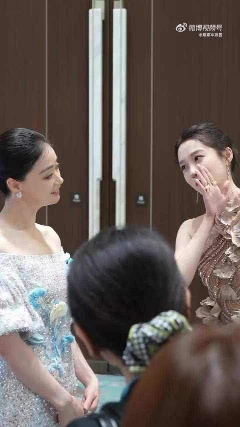 蒋欣和关晓彤这表情和眼神直接封神了！以后我和闺蜜聊八卦也要这么优雅！