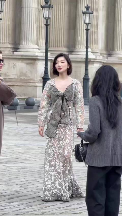 周冬雨穿Louis Vuitton银白蕾丝裙亮相