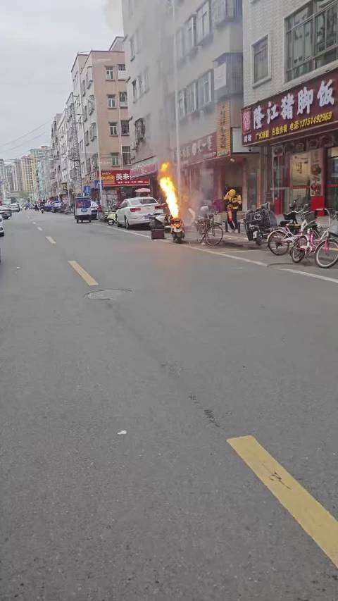 电动车起火，小哥真专业，不慌不忙下车后立马拿灭火器