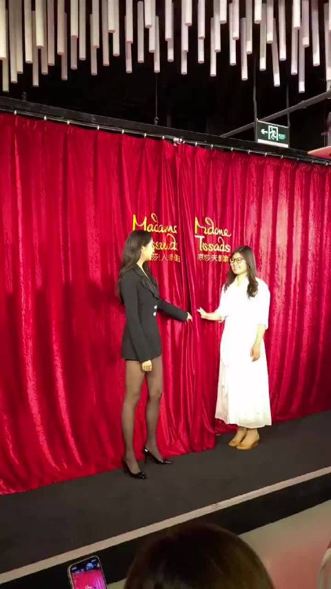 关晓彤杜莎夫人蜡像馆现场，这逆天的大长腿