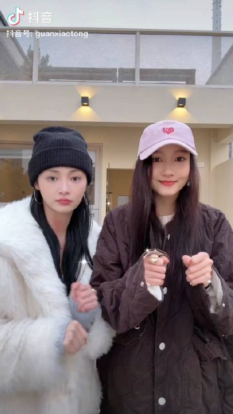 关晓彤发文把玫瑰藏于盛夏把海棠藏于深秋