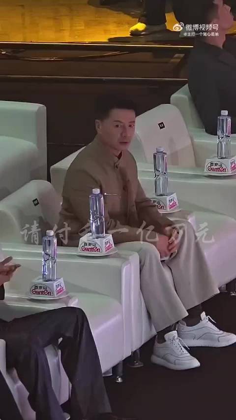 段奕宏品质盛典祝贺肖战获奖，网友调侃其社恐瞬间