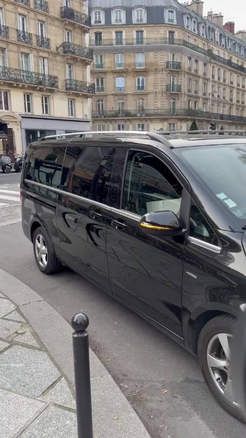 周艺Zoey受邀巴黎时装周，与刘亦菲等女星同场亮相