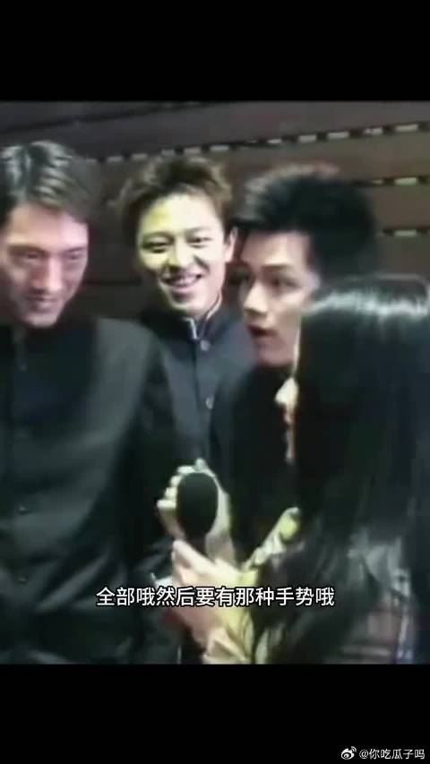 萧亚轩黑长直造型现身高校拍广告