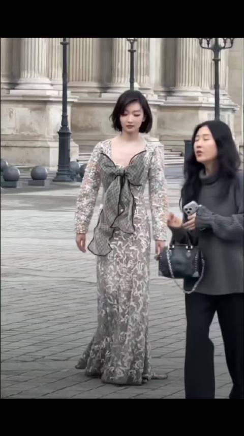 周冬雨亮相巴黎时装周LV秀场，这衣服尺码有点大吧？
