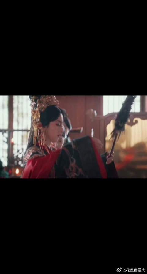 大婚之日小乔出阁拜别父亲母亲，而魏侯跪拜的是父亲和兄长的排位