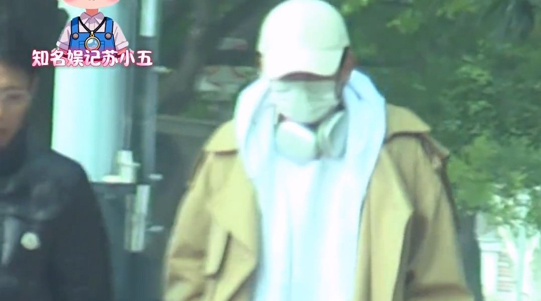 张杰风波后首现身，和朋友散步
