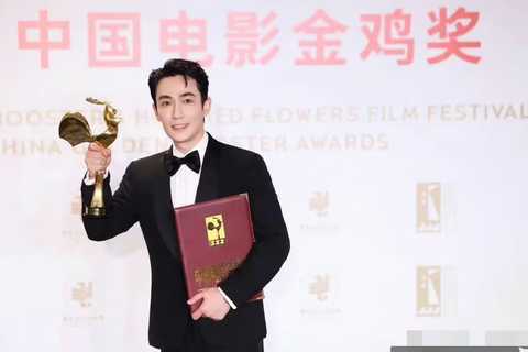 实至名归！杨蓉恭喜朱一龙获金鸡影帝，朱一龙：这只鸡我不怕