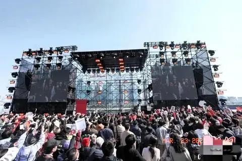 周冠宇见面会被挤爆!中国车迷用行动证明:他值得!