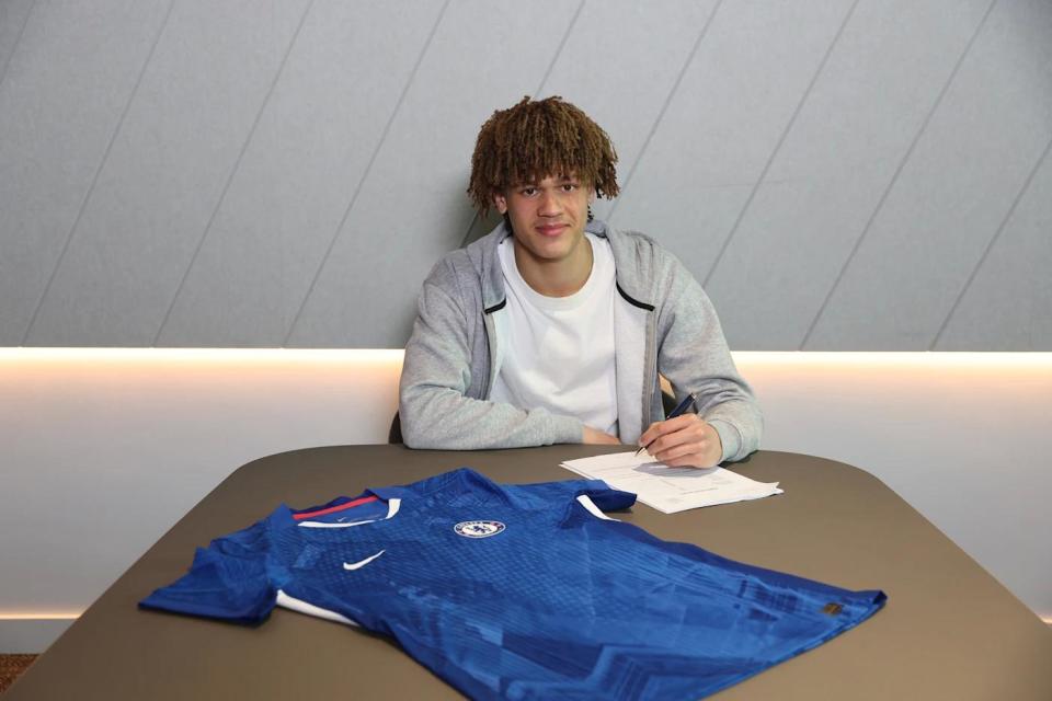 官方：切尔西与18岁后卫小埃梅纳洛、20岁门将梅里克完成续约