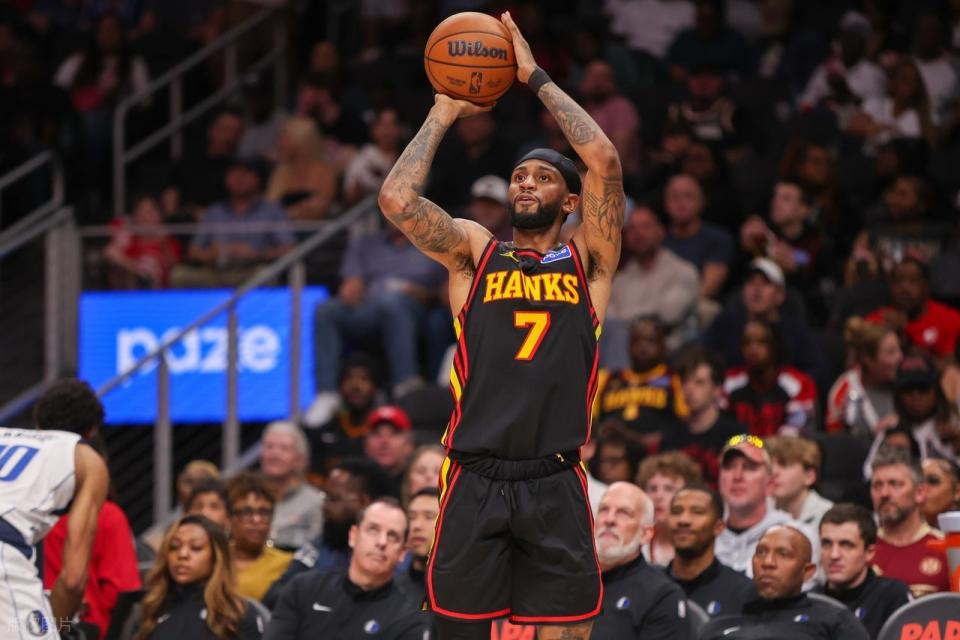 沃克29分+丹尼尔斯准三双，老鹰后场双枪轰塌独行侠防线