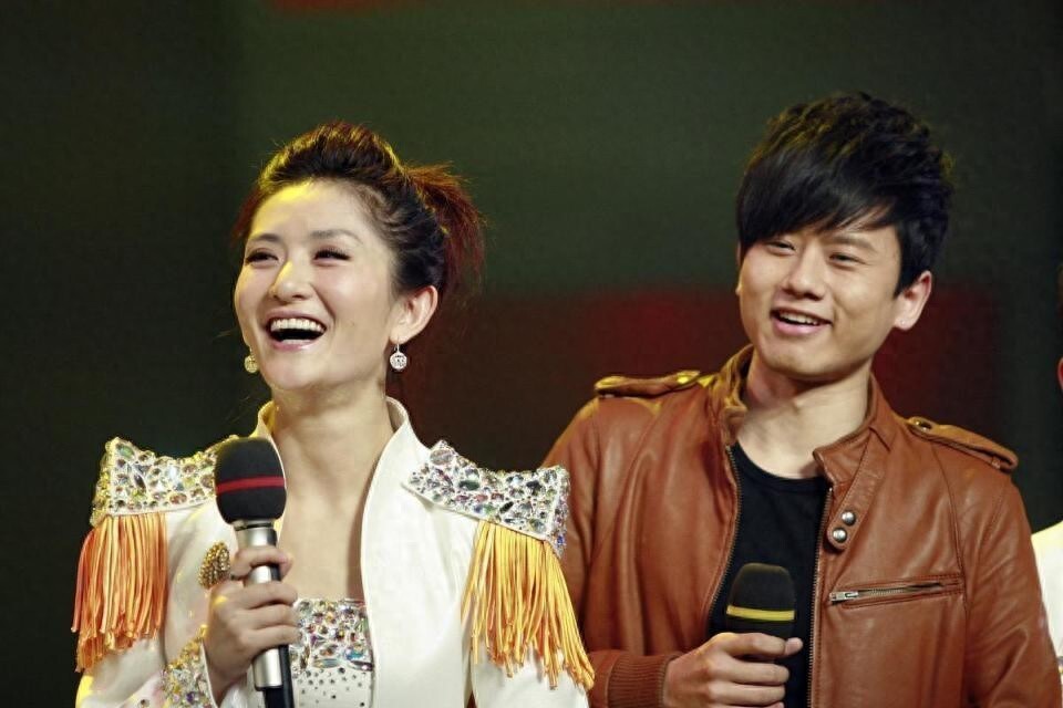谢娜已得罪6位明星？风波后从容现身机场，她半年前的话应验了