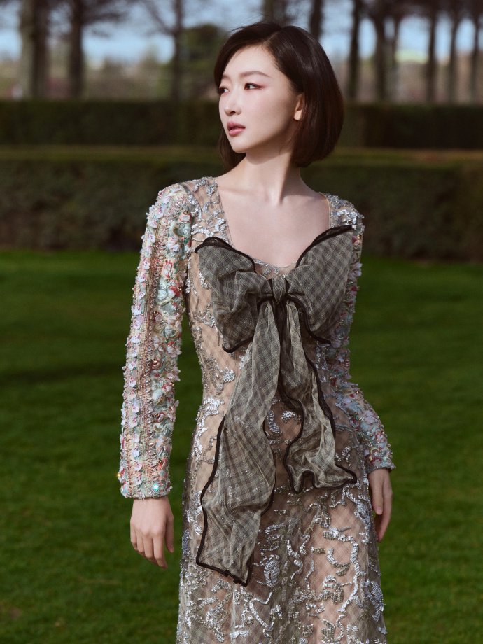 礼服正确打开方式！周冬雨蕾丝透视长裙，短发造型高级灵动