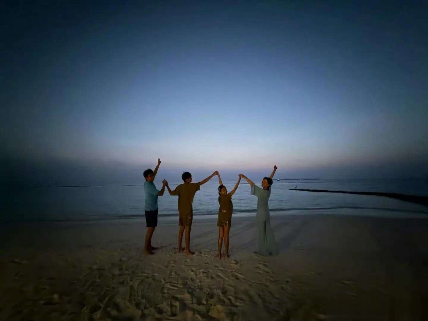 孙俪晒一家四口海边背影照，幸福满满