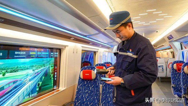 春运乘客不刷手机 抬头“刷车窗”