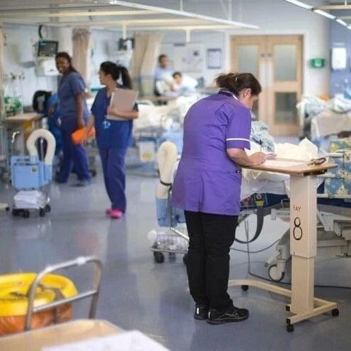 生娃时胎儿脖子被脐带勒住。结果护士自己吓跑，留孕妇独自凌乱？？幸亏...