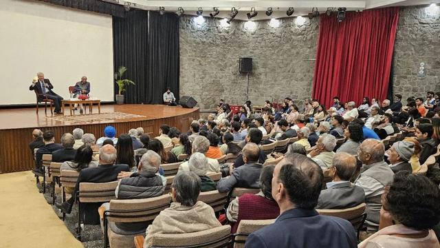 图为阎学通教授在印度国际中心演讲