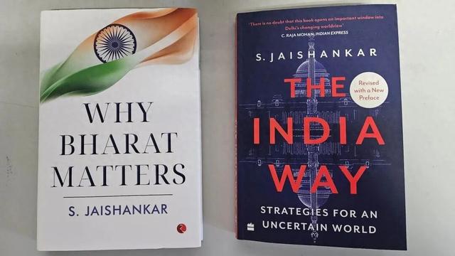 图为苏杰生博士给阎学通教授赠书