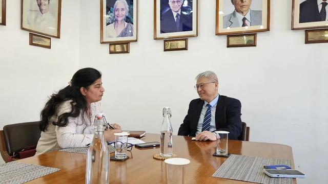 上图为阎学通教授接受印度主流媒体《政治家报》采访;下图为阎学通教授接受印度ABP电视台采访