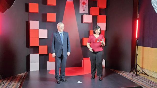 上图为阎学通教授接受印度主流媒体《政治家报》采访;下图为阎学通教授接受印度ABP电视台采访