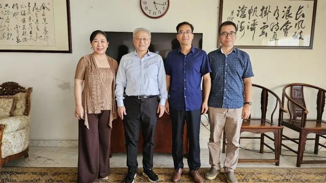 上图为阎学通教授和徐飞洪大使;下图为阎学通教授和秦杰总领事