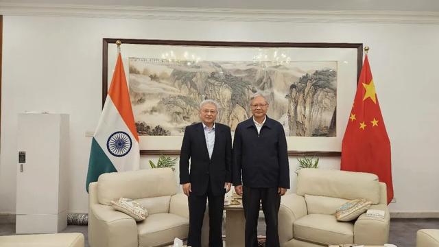 上图为阎学通教授和徐飞洪大使;下图为阎学通教授和秦杰总领事