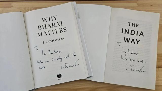 图为苏杰生博士给阎学通教授赠书