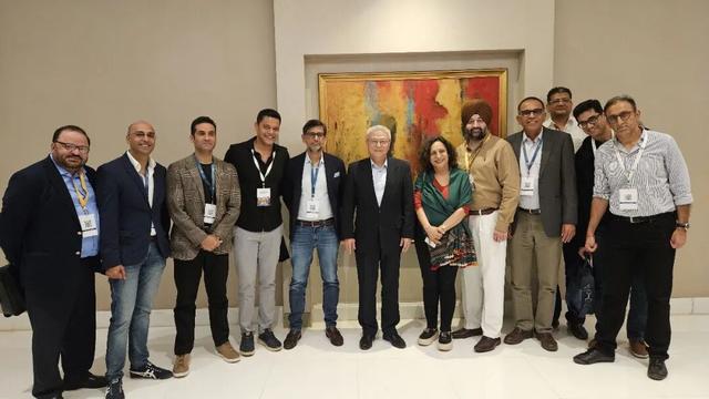 上图为阎学通教授出席突触2026峰会;下图为与印度企业家代表合影