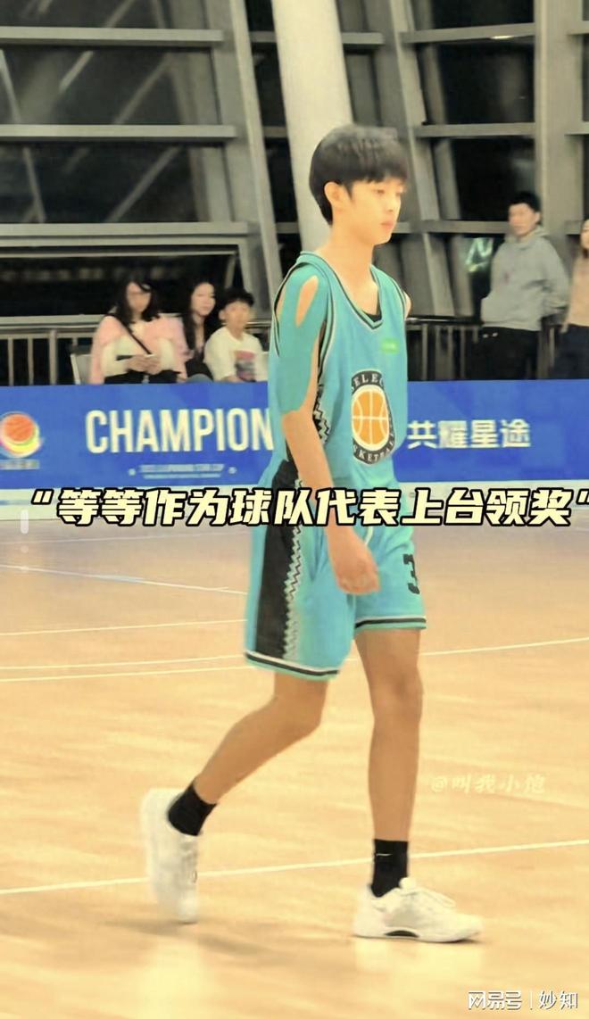 孙俪儿子打篮球获奖，14岁等等手长腿长模样超帅气，邓超骄傲到哭
