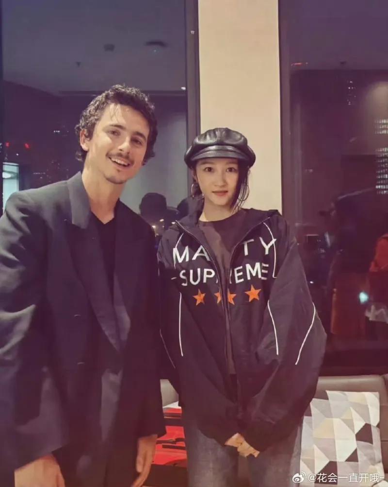 关晓彤和甜茶合照