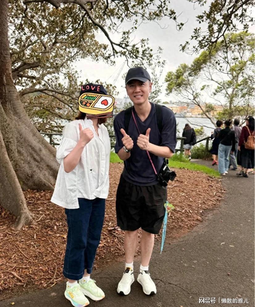 悉尼植物园偶遇任重,路人赞气质,反差萌引狂喜,亲和力爆棚