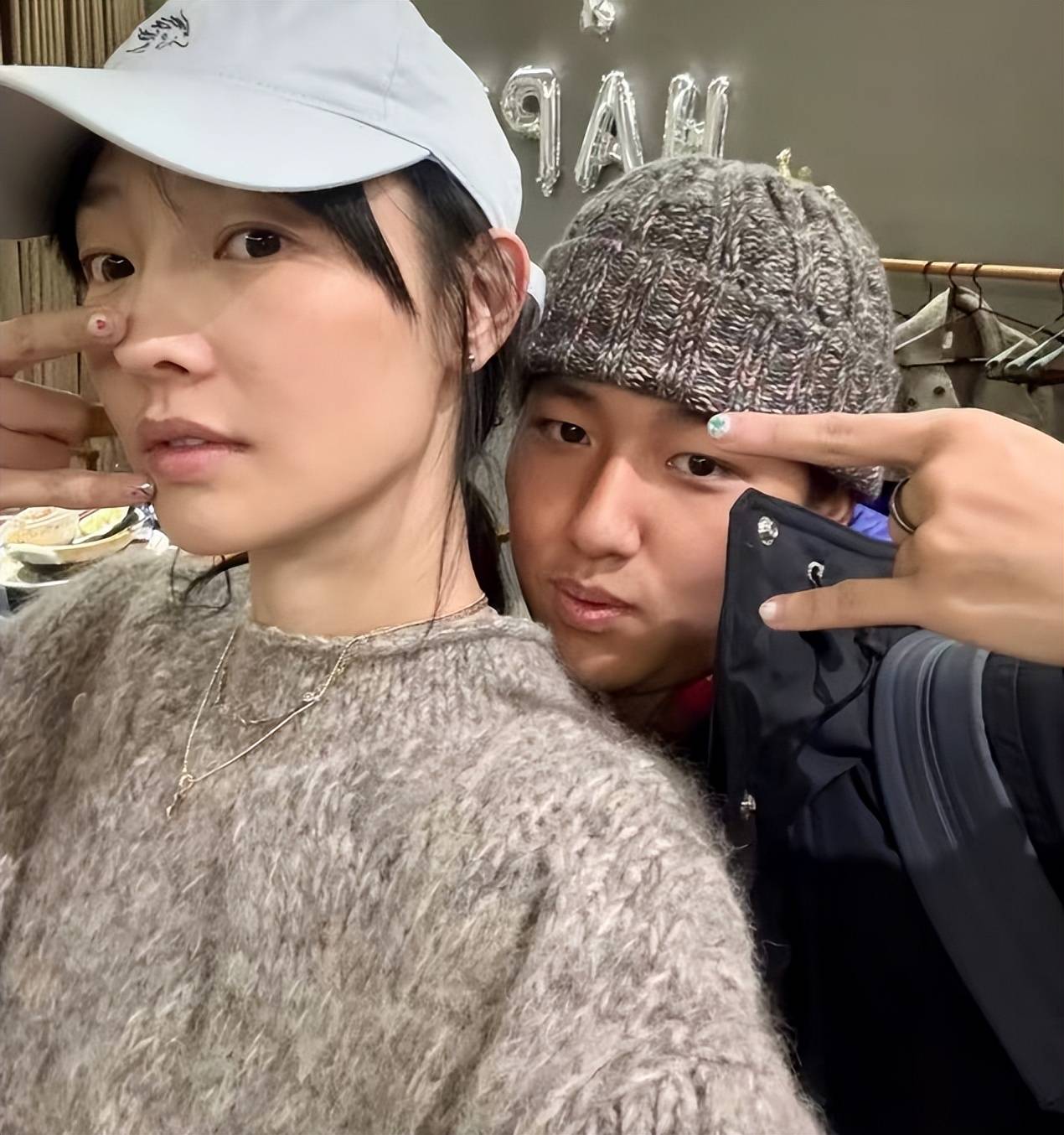 白百何晒大儿子高清正脸，18岁元宝像爸又像妈，母子同框像姐弟