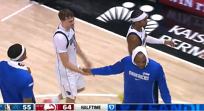 独行侠半场55-64落后老鹰，弗拉格6分&亚历山大-沃克14分