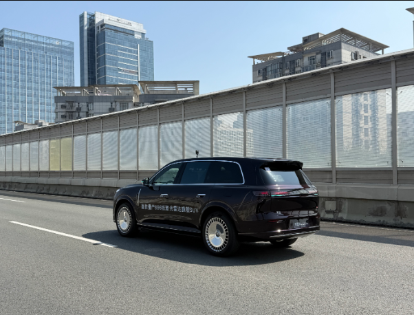 首款L3级架构量产SUV岚图泰山Ultra正式到店